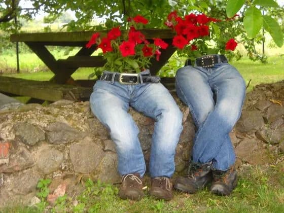 Jak zrobić kwietnik z jeansów - prosta instrukcja na recycling i dekorację