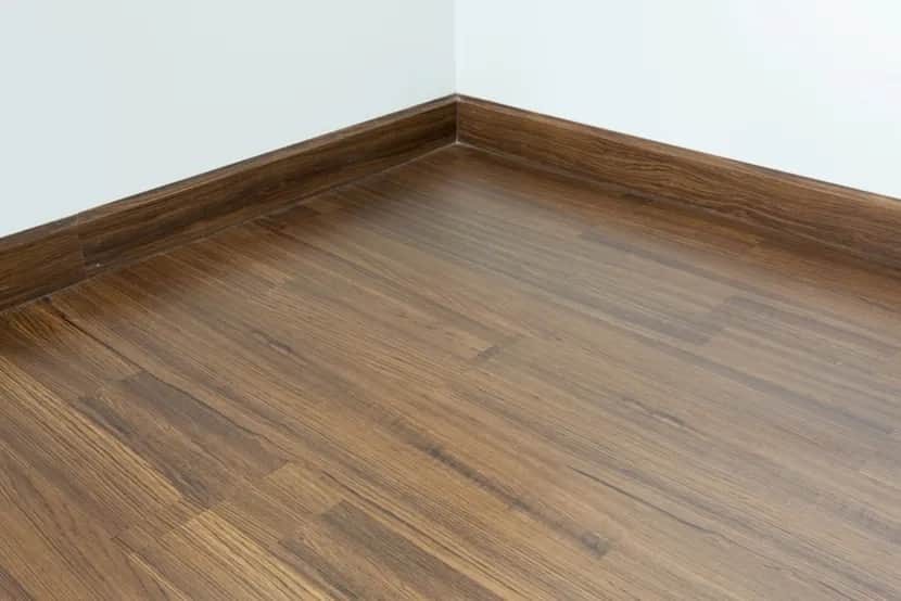 Co tańsze: wykładzina czy panele? Porównanie kosztów i zalety obu opcji