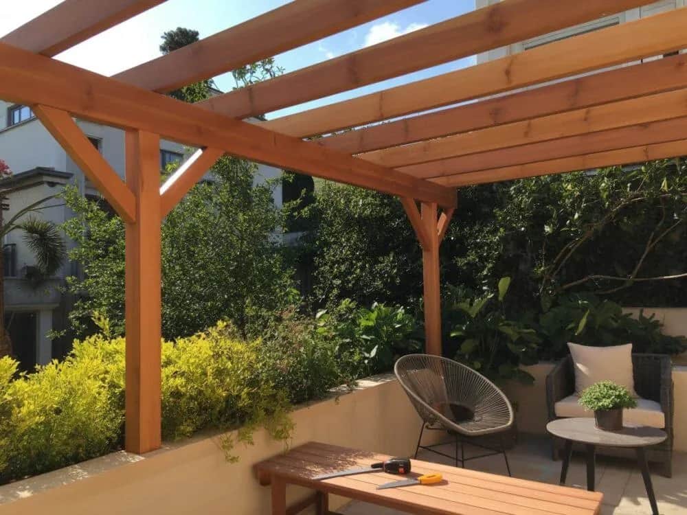 Jak zrobić zadaszenie tarasu na działce: materiały i etapy budowy