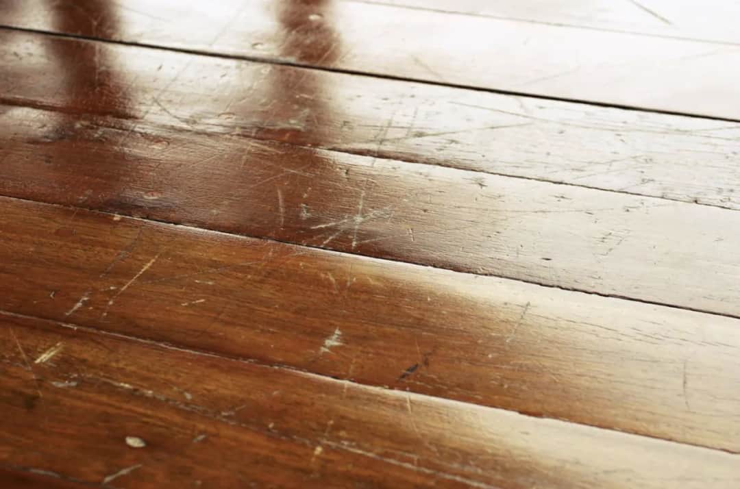 Jak usunąć rysę z paneli podłogowych? Proste sposoby na szybkie naprawy
