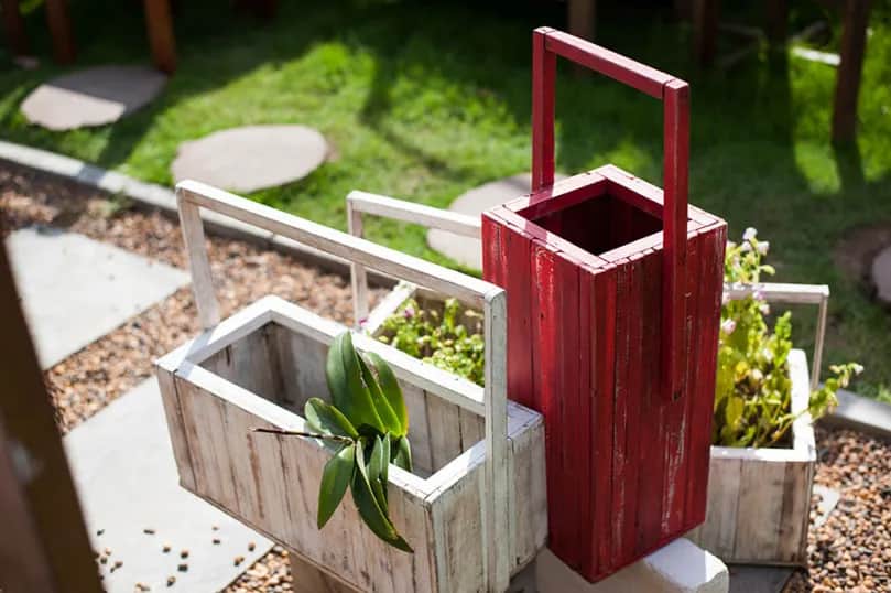 Jakie kwiaty do kwietnika z palet - najlepsze rośliny do Twojego ogrodu