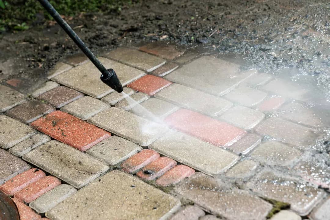 Skuteczne sposoby na czyszczenie kostki brukowej z zaprawy budowlanej