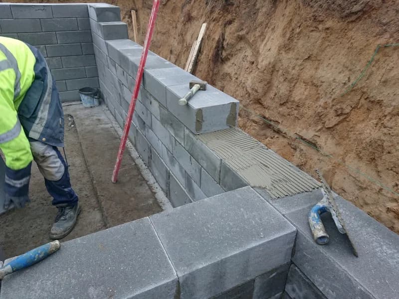 Jaką zaprawą murować bloczki betonowe, aby zapewnić trwałość konstrukcji?