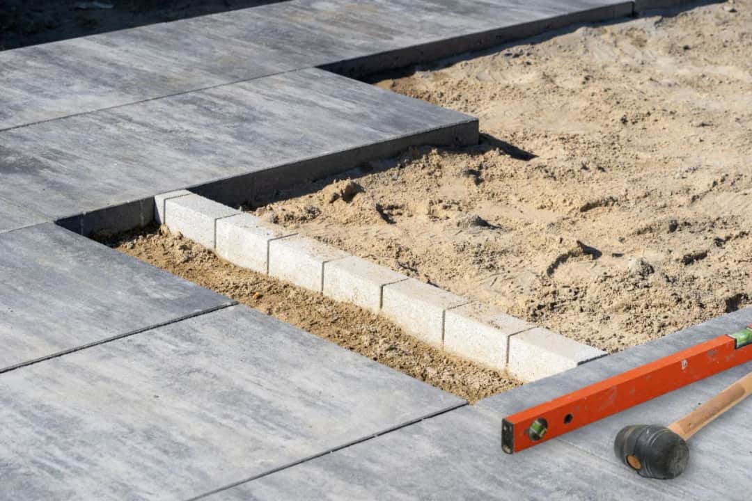 Jak położyć płyty betonowe na tarasie? Proste kroki i skuteczne metody