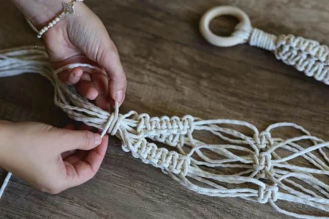 Jak zrobić kwietnik ze sznurka? Prosty sposób na wyjątkową dekorację wnętrz