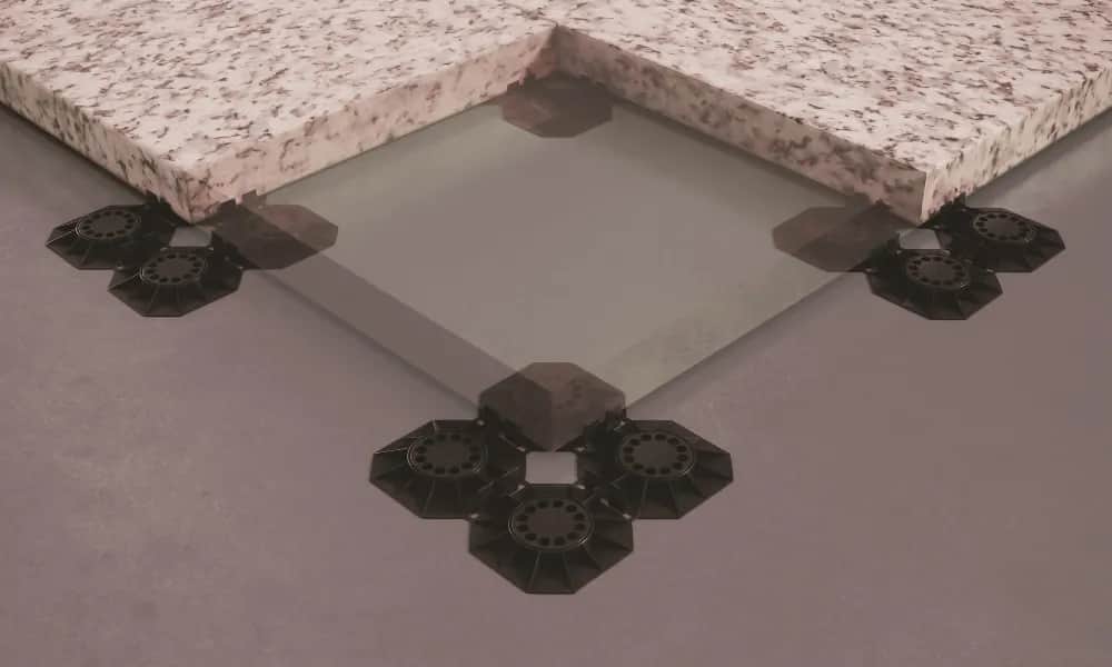 Płytki na tarasie jak przyklejać, by uniknąć odpadania i uszkodzeń