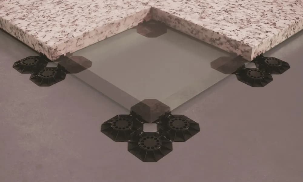 Płytki na tarasie jak przyklejać, by uniknąć odpadania i uszkodzeń