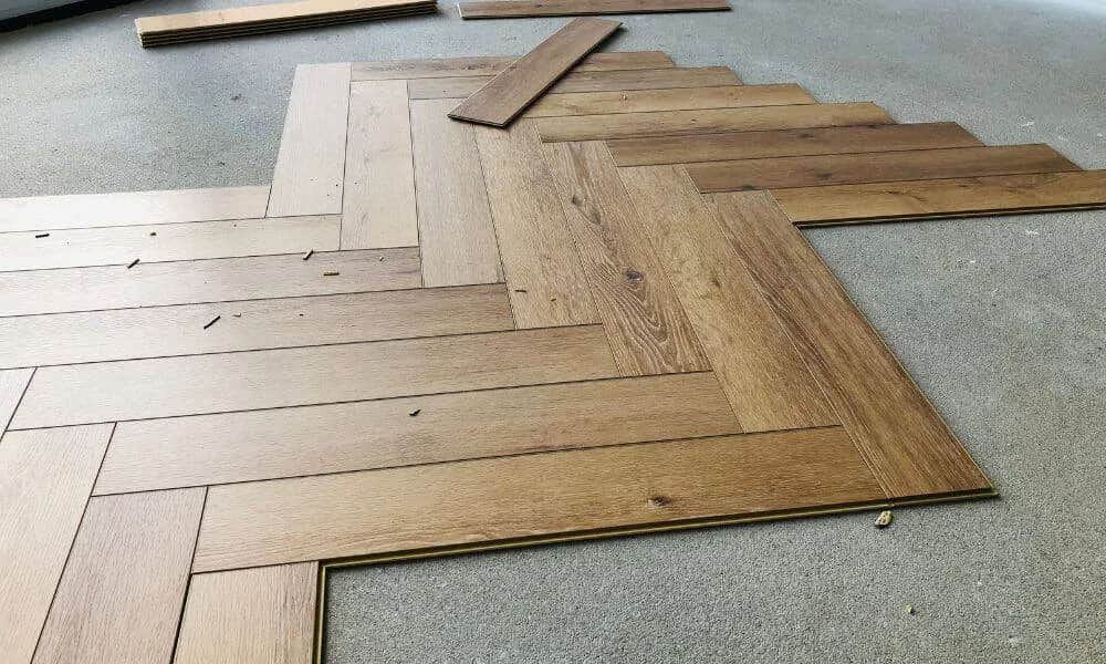 Jak przygotować podłoże pod panele, aby uniknąć problemów z trwałością