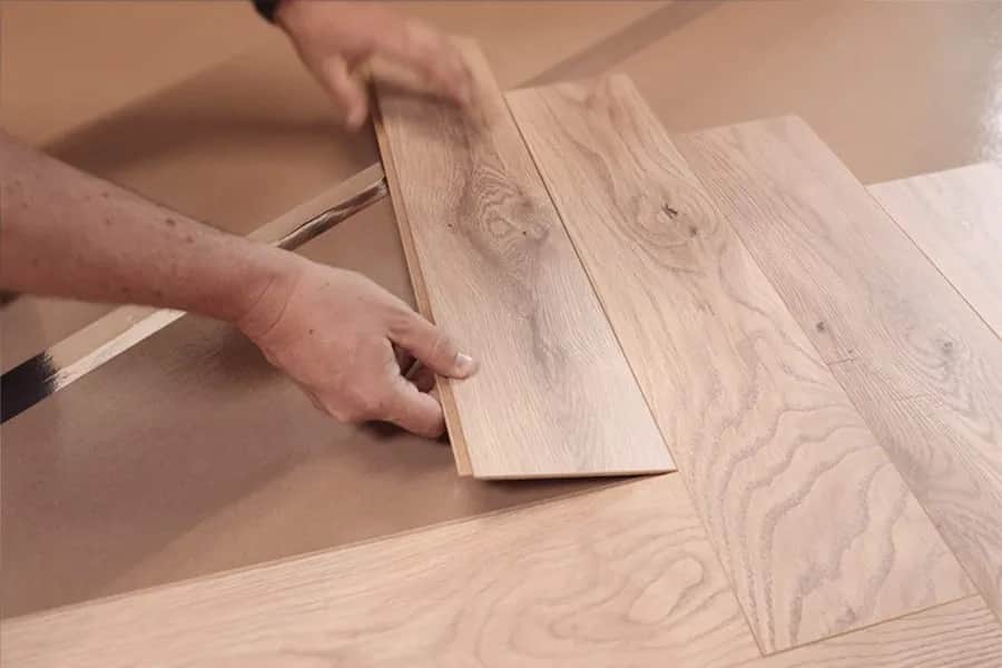 Jak układać panele w jodełkę: proste kroki do eleganckiej podłogi