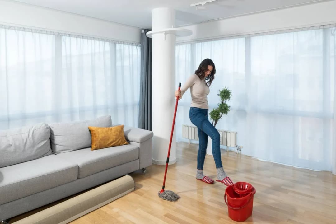 Skuteczne domowe sposoby na mycie paneli bez uszkodzeń i smug