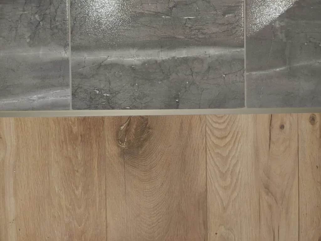 Jak zrównać panele z płytkami i uniknąć estetycznych błędów w montażu