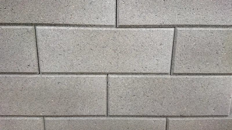 Bloczki betonowe na klej czy zaprawę - co wybrać dla lepszej izolacji?