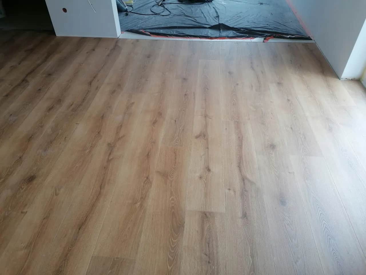 Panele Quick Step czy Kronopol – co wybrać dla idealnej podłogi?