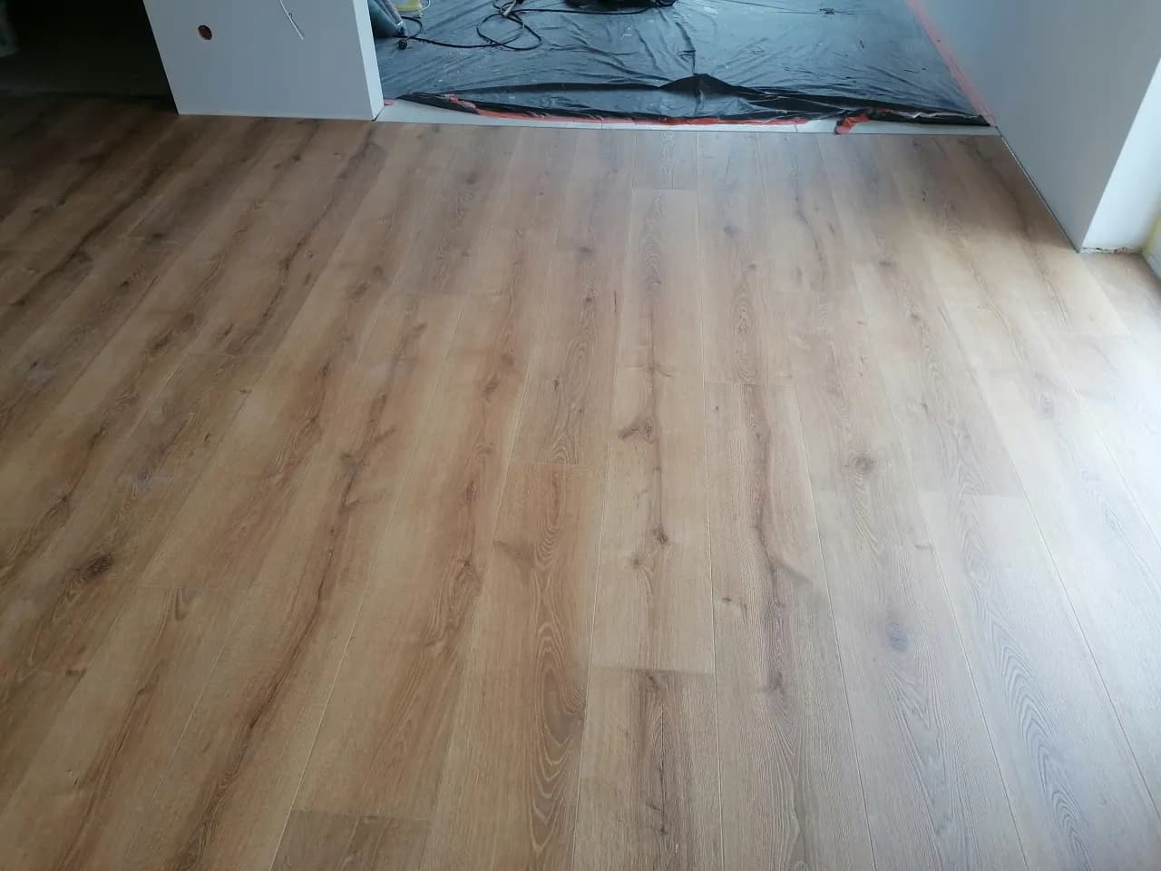 Panele Quick Step czy Kronopol – co wybrać dla idealnej podłogi?