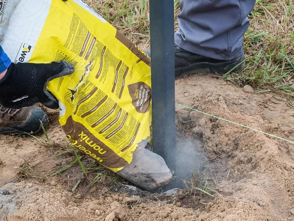 Jaka zaprawa pod słupki ogrodzeniowe zapewni najlepszą wytrzymałość?